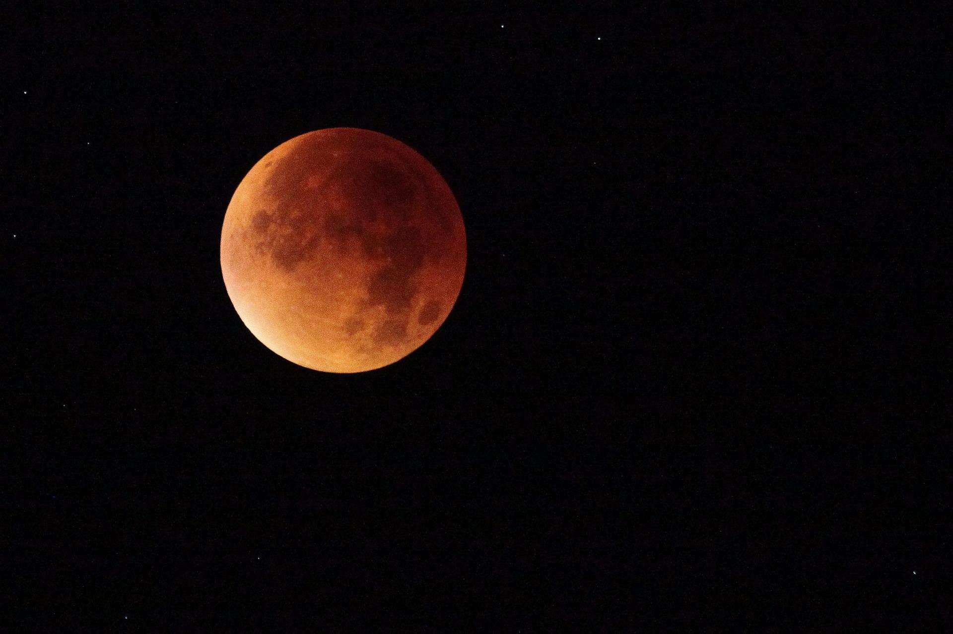 Eclipsi de lluna del 16 de maig | Hora i on veure la lluna de sang