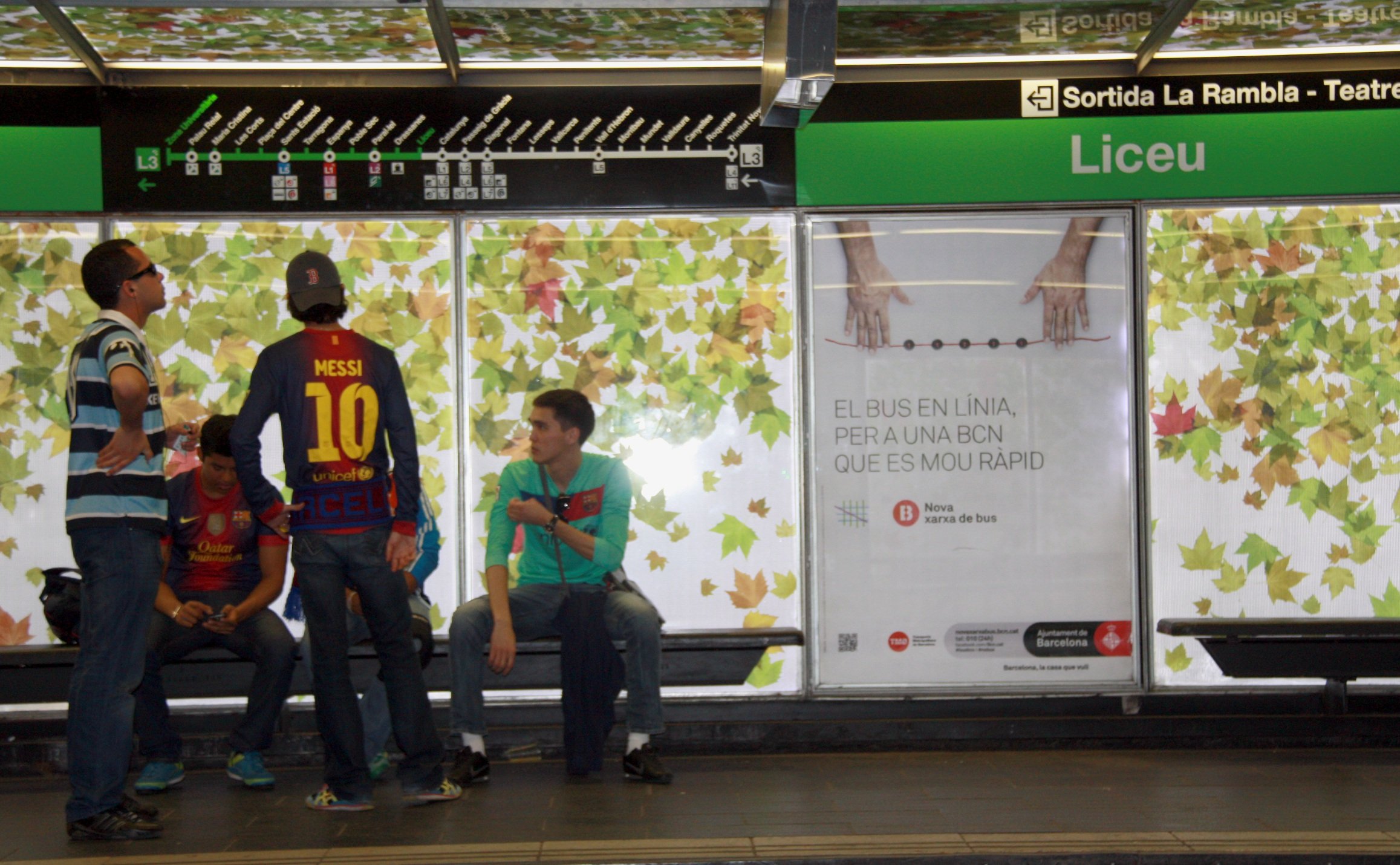 Una situación inusual, el metro no se detiene en la estación de Liceu | VÍDEO