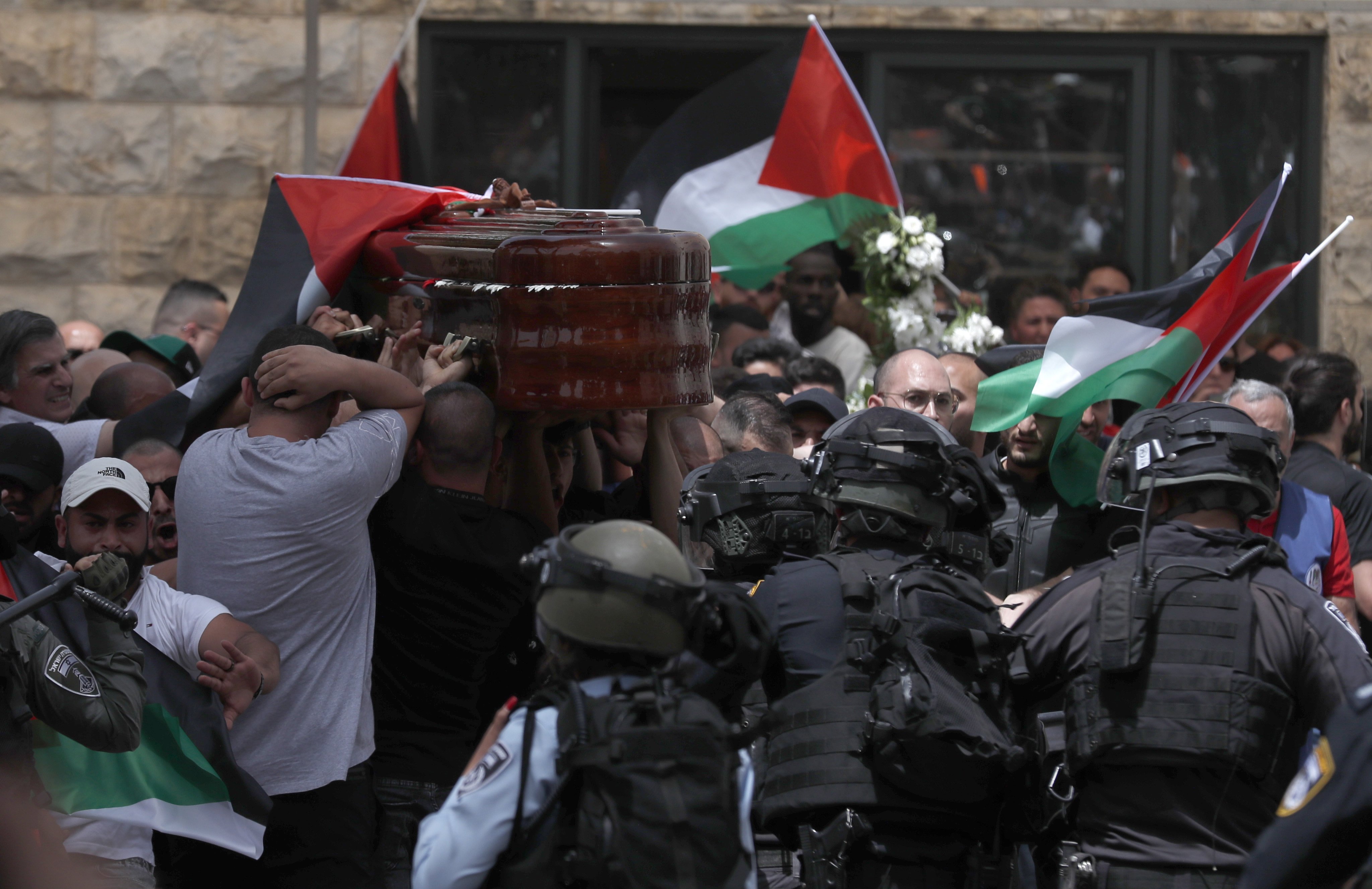 La policía israelí irrumpe en el funeral de la periodista palestina Shireen Abu Akleh
