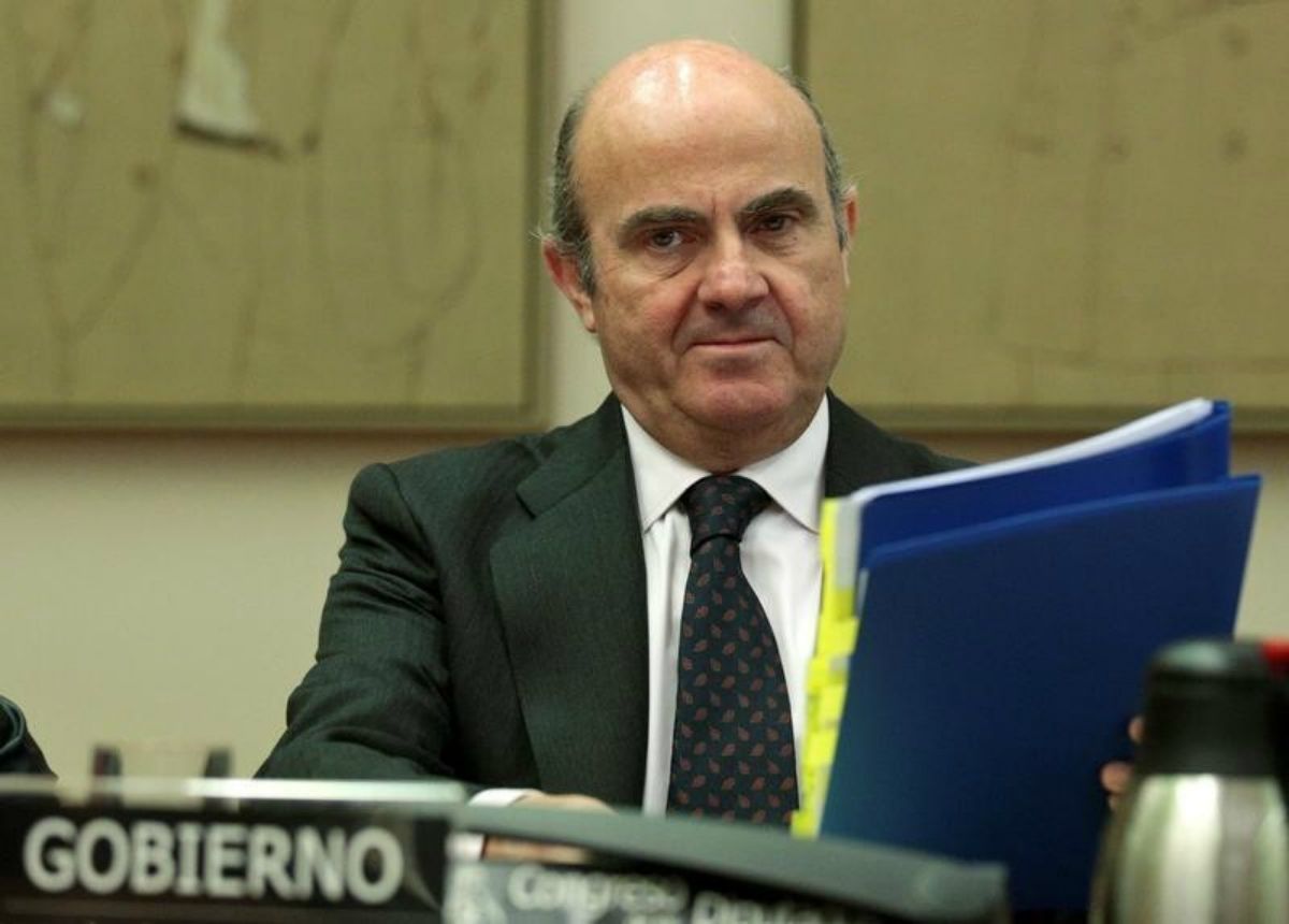 Guindos revisará al alza el crecimiento del PIB para 2016
