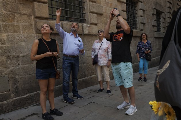 Turismo en barcelona grupo turistas fotos móviles - Sergi Alcàzar