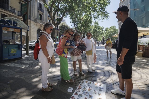 Turismo en barcelona compra abanica ambulante souvenirs - Sergi Alcàzar
