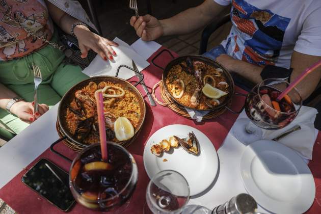 Turismo en barcelona bar terraza paella sangria gastronomia española Las Ramblas - Sergi Alcàzar