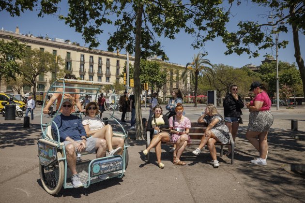 Turismo en barcelona bicitaxi rickshaw banco sol - Sergi Alcàzar