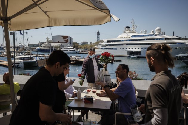 Turismo en barcelona Terraza bar abanica ambulante de rosas - Sergi Alcàzar