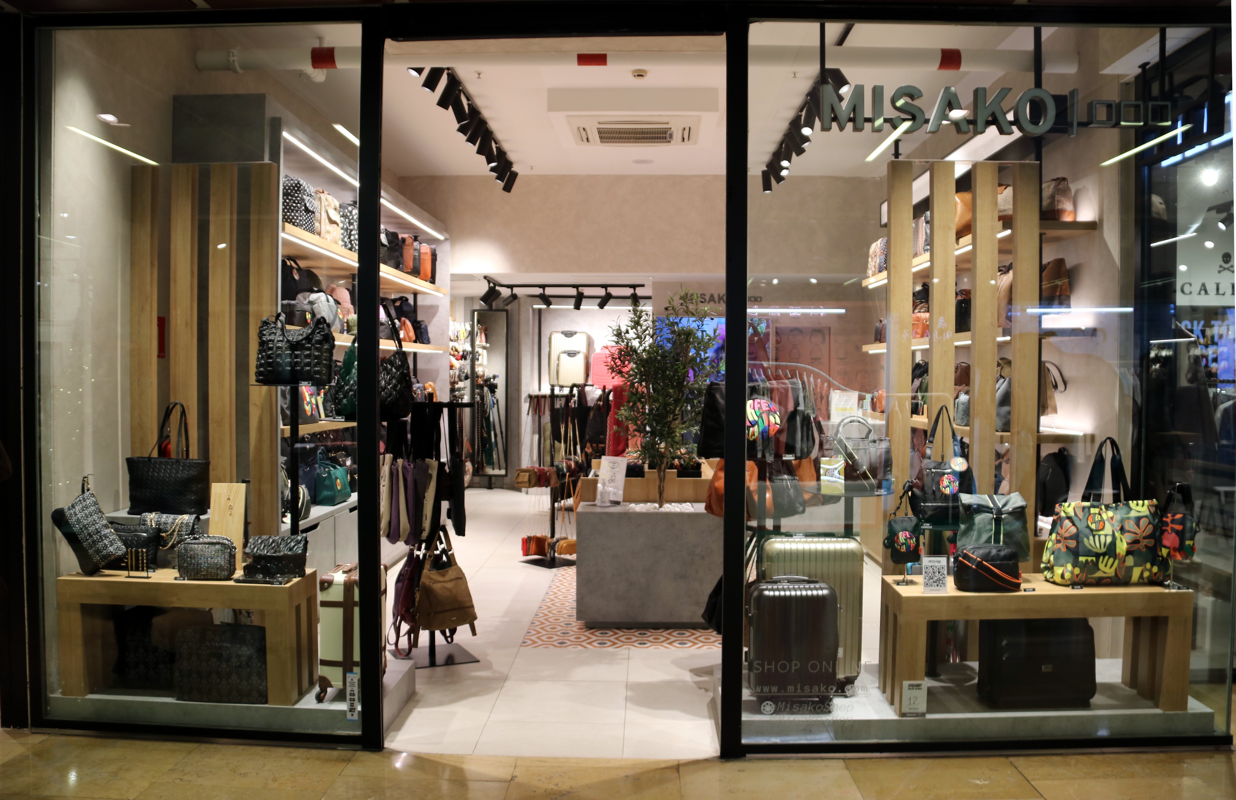 Incertesa entre empleats abans del primer diumenge d’obertura comercial a Barcelona