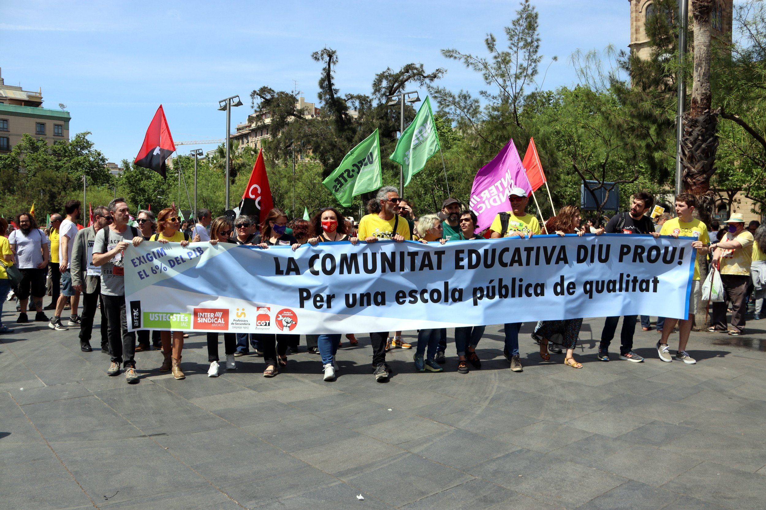 L'escola surt al carrer per exigir respecte i diàleg al conseller