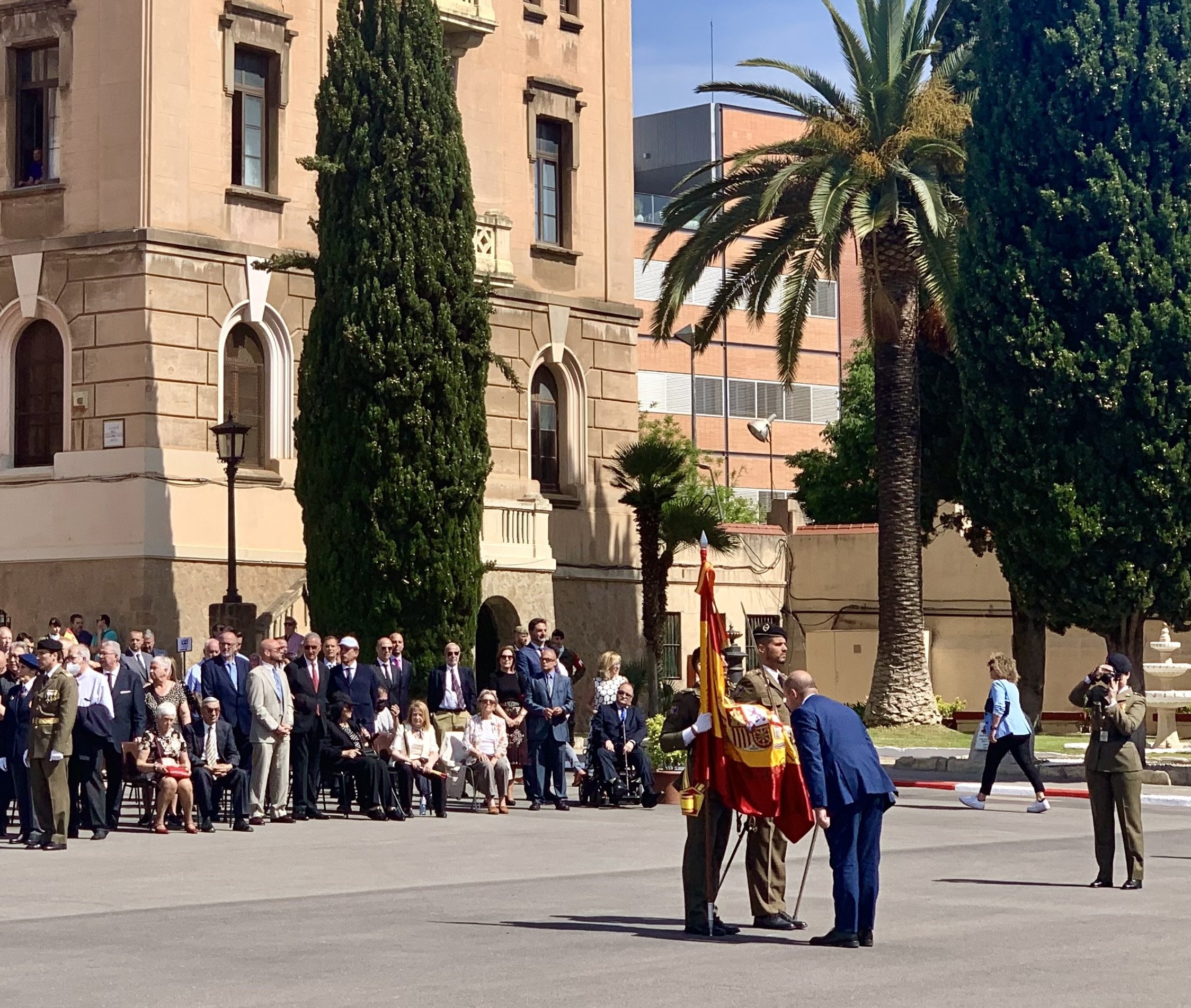 Unes 600 persones juren la bandera espanyola a la caserna del Bruc de Barcelona