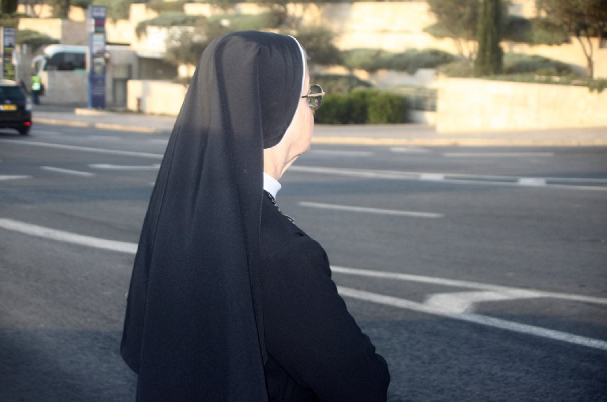 Le rompen la nariz "por monja"