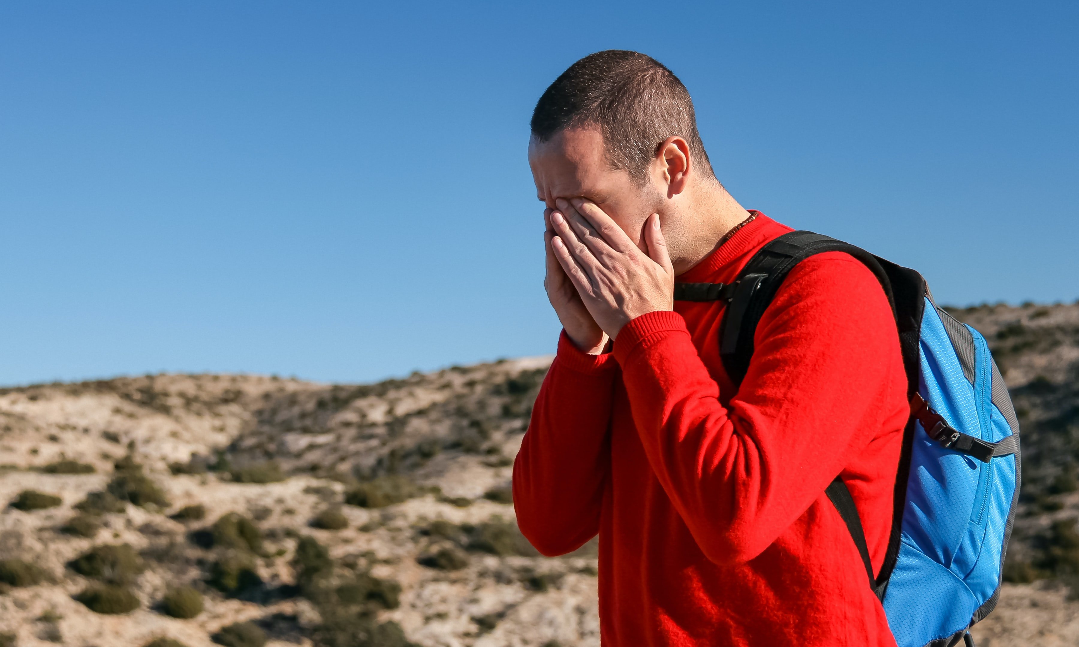 Excursionista con dolor de cabeza : Unsplash