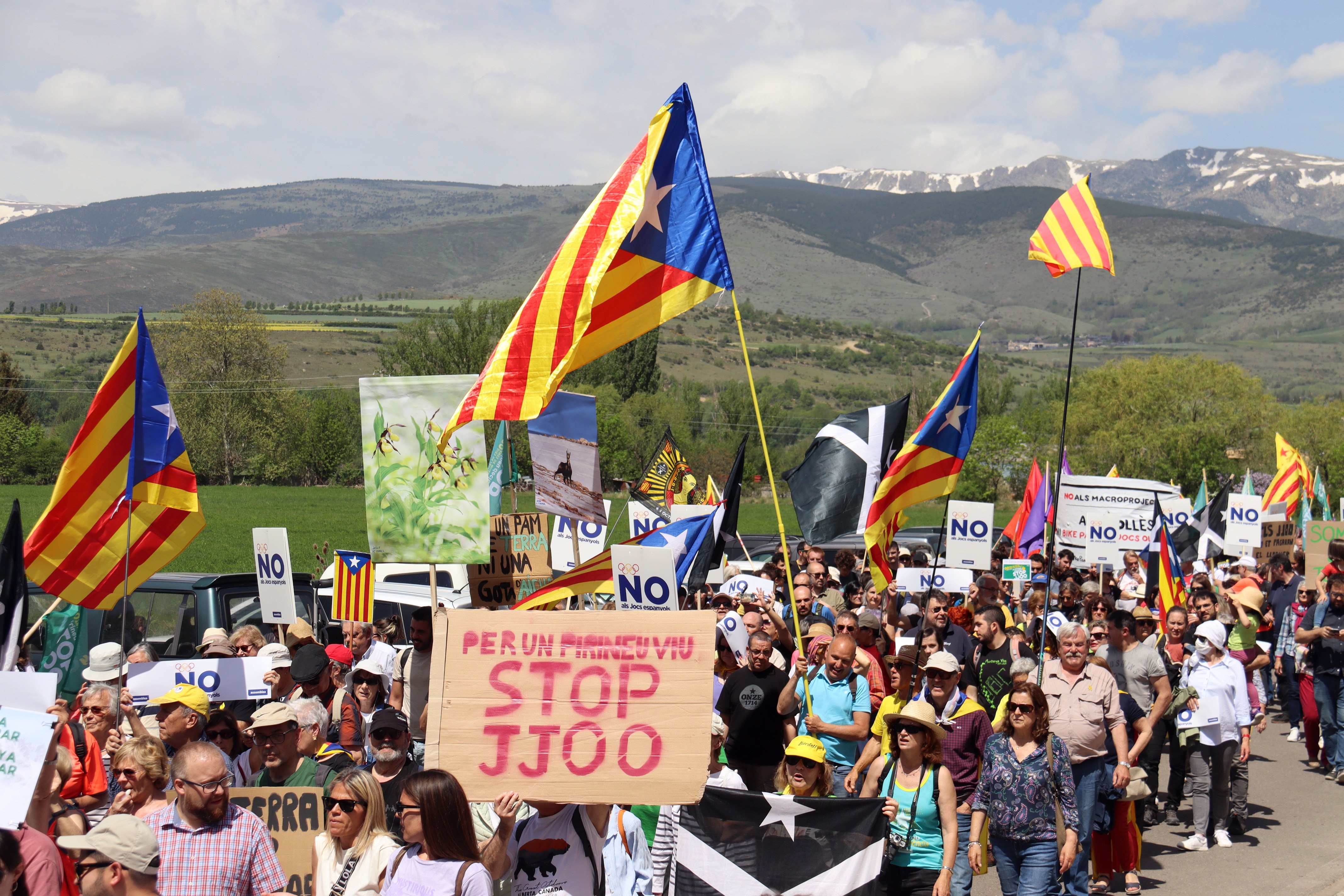El Pirineo se alza contra los Juegos Olímpicos de Invierno en una manifestación histórica