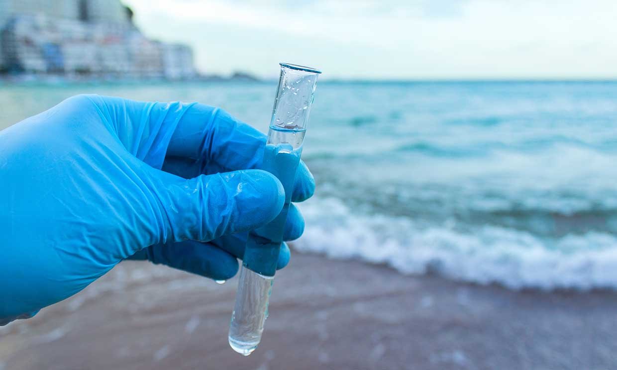 Esta máquina portátil convierte el agua salada del mar en potable con sólo pulsar un botón
