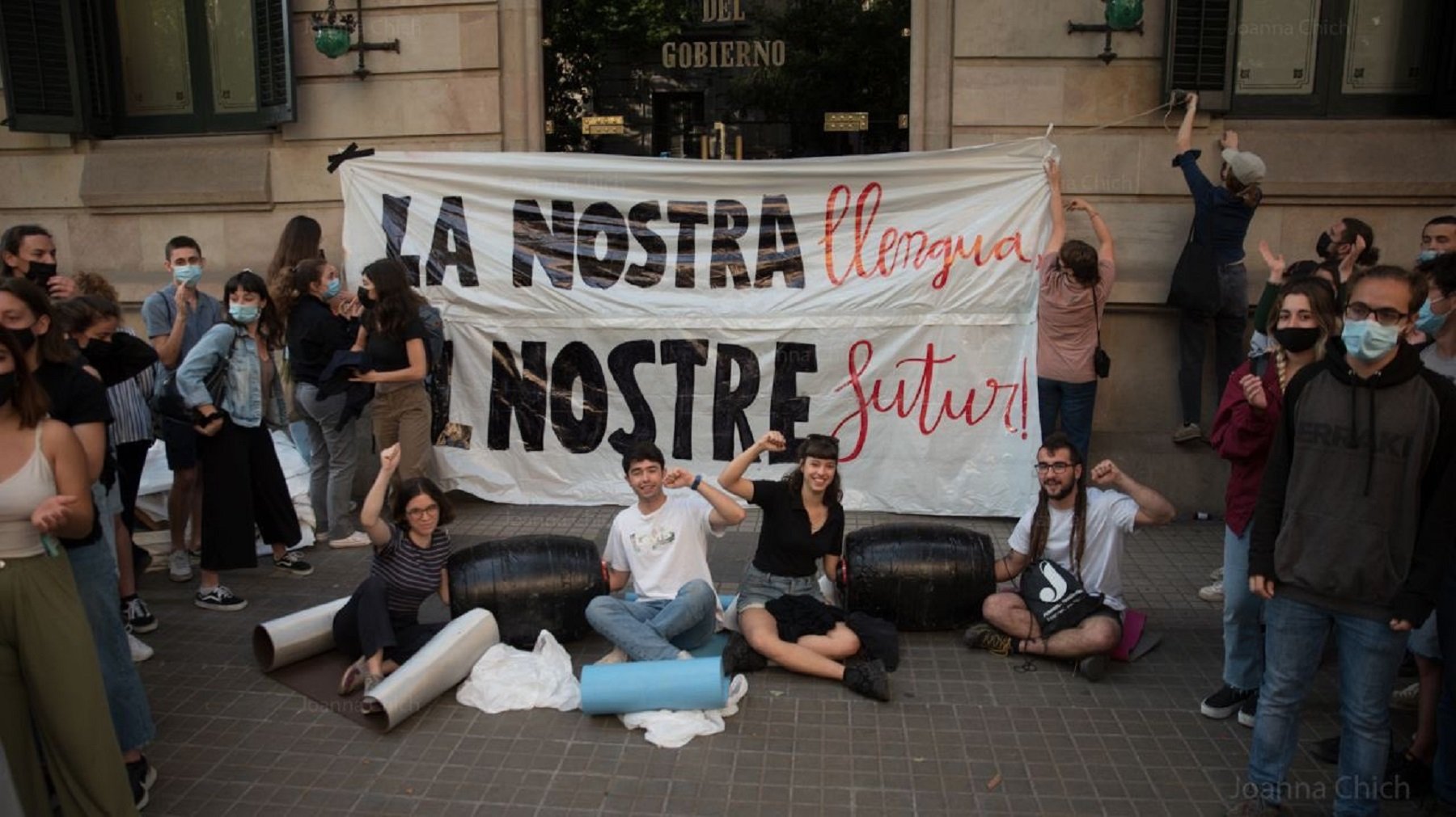 Estudiants s'encadenen a la delegació del govern espanyol contra el 25% de castellà