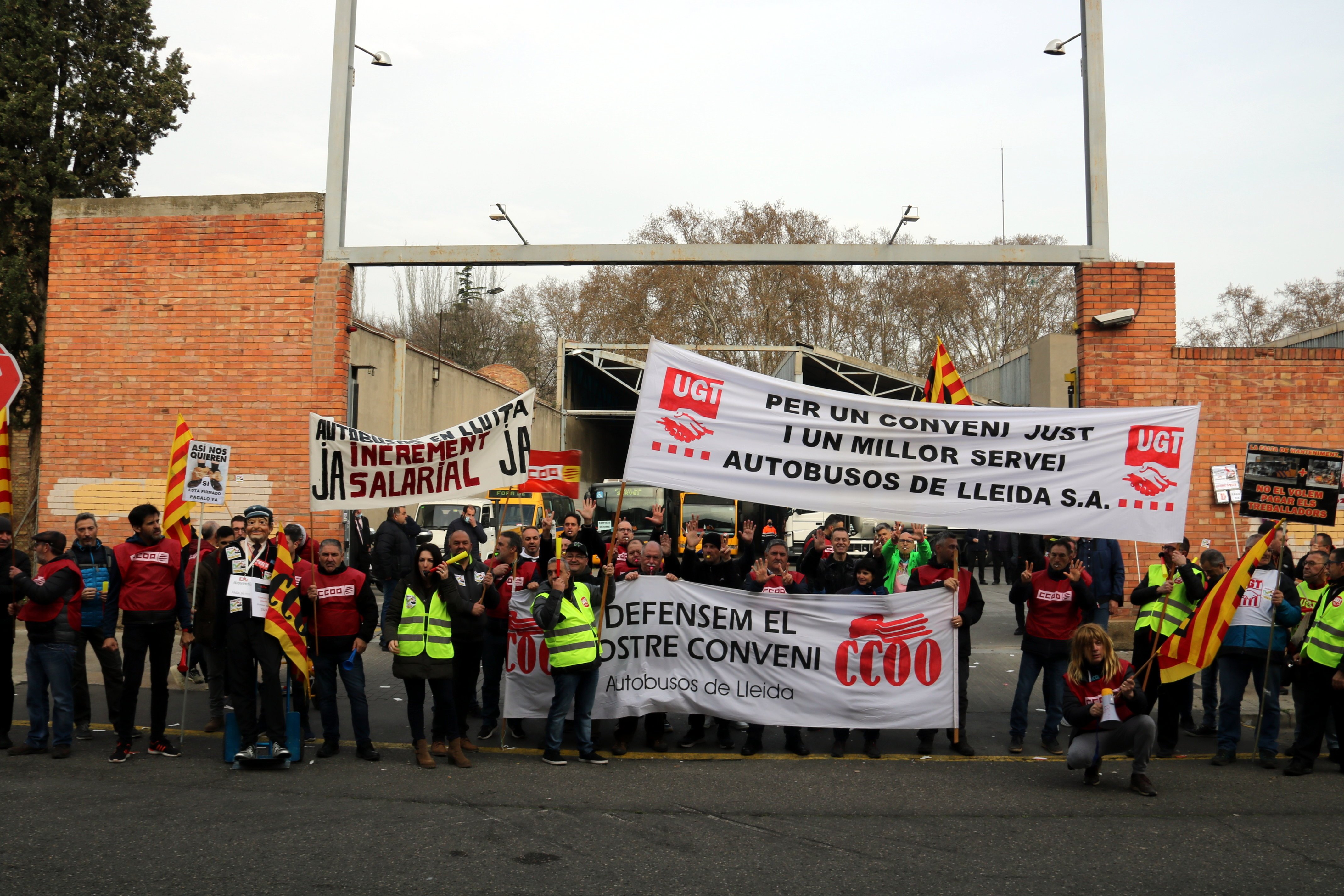 Els conductors d'autobusos de Lleida es tornen a manifestar