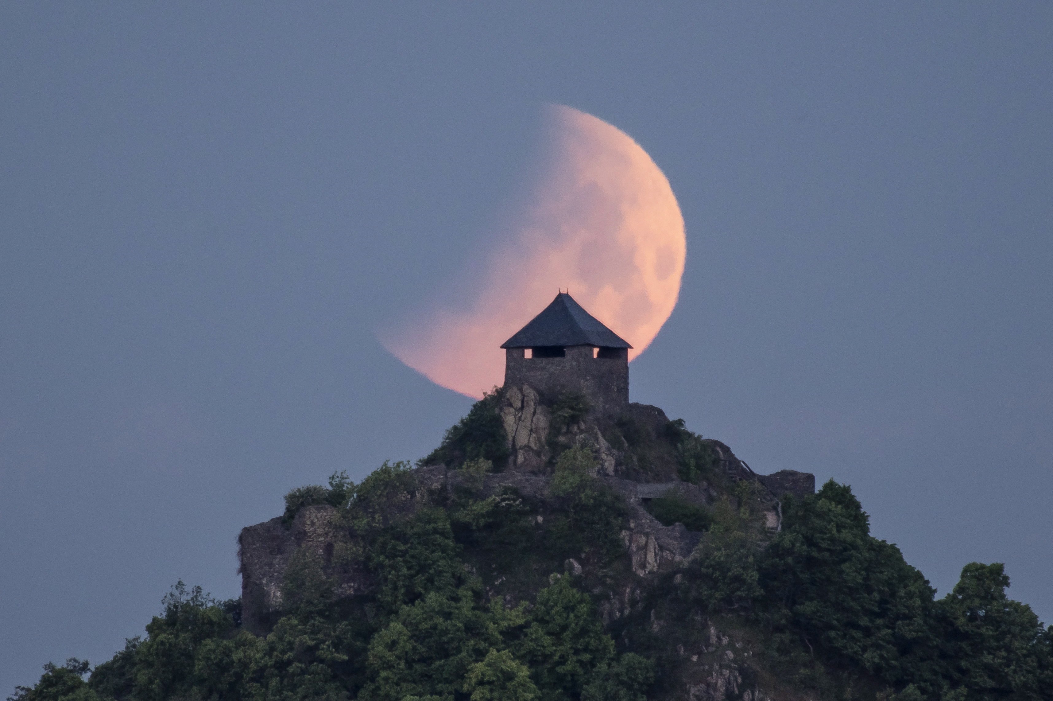 Les imatges més espectaculars de l'eclipsi lunar