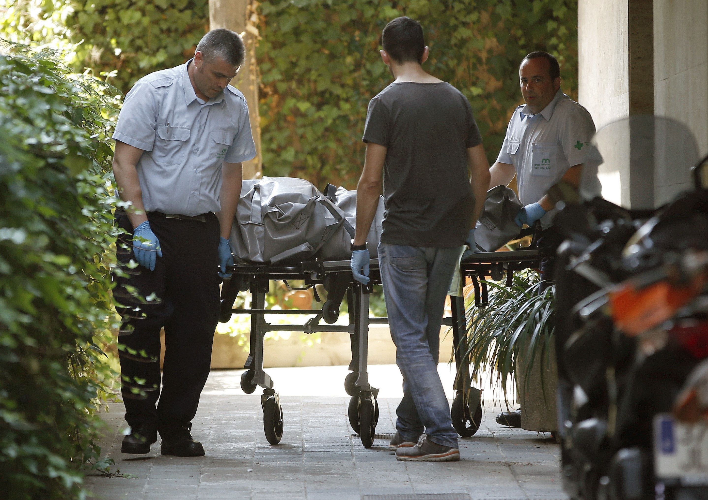 Un home assassina una directora de banc i un majordom, i se suïcida a Barcelona