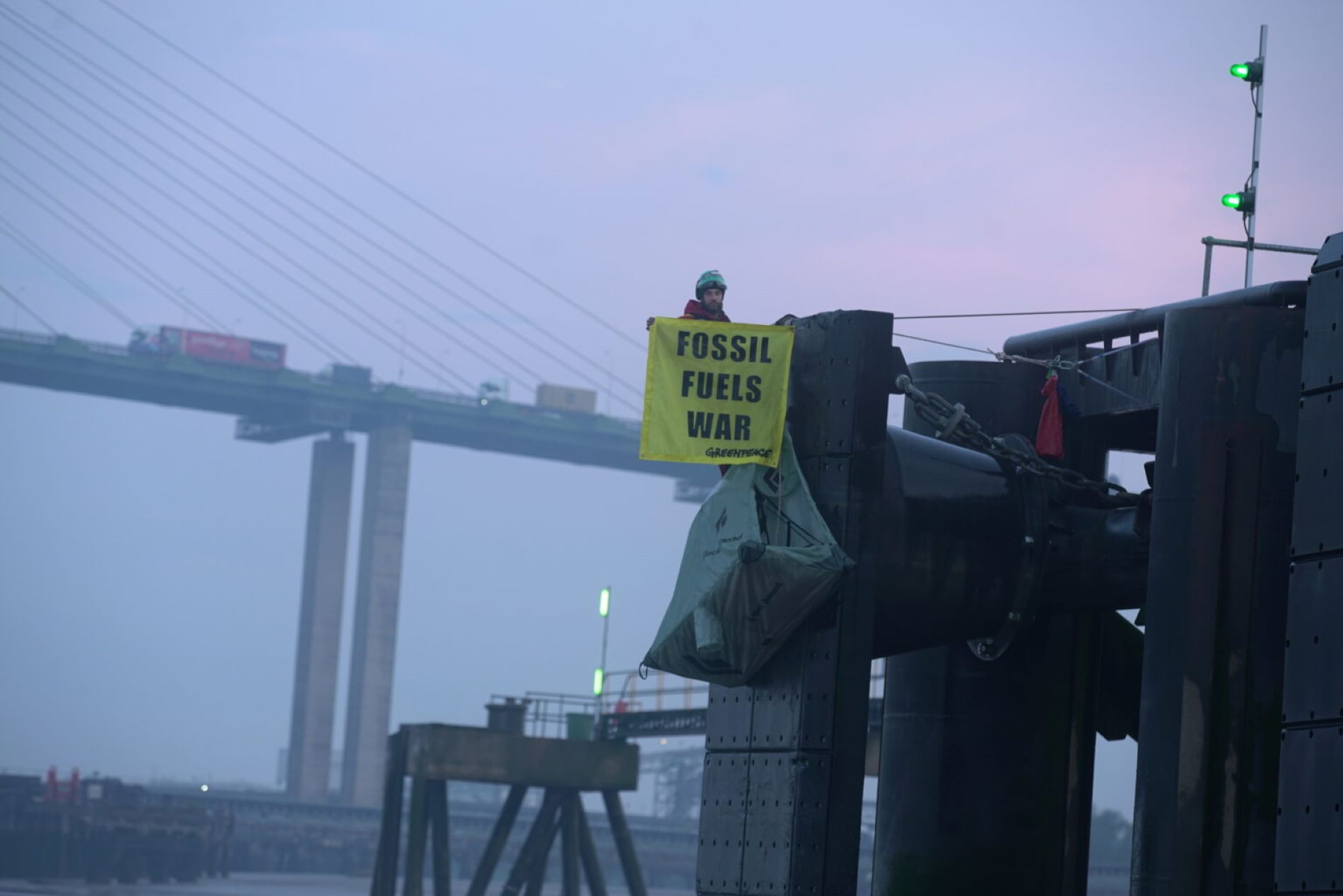 Greenpeace boicoteja l'arribada d'un vaixell amb petroli rus al Regne Unit | VÍDEO