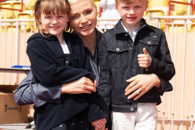 Charlene con sus hijos REDES