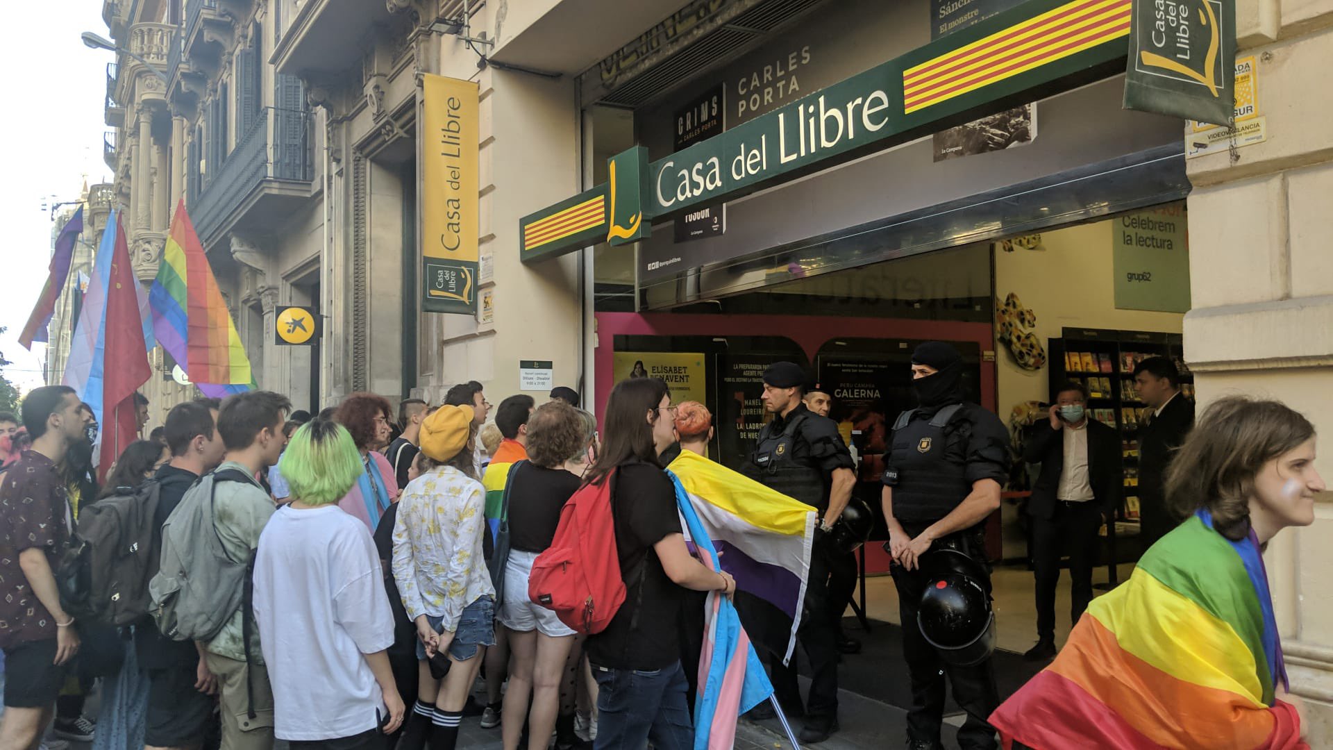 Càrregues dels Mossos contra un boicot a l’acte d’un llibre titllat de transfòbic