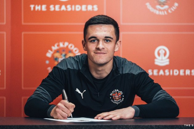 Jake Daniels firma contrato Blackpool @Jake Daniels11