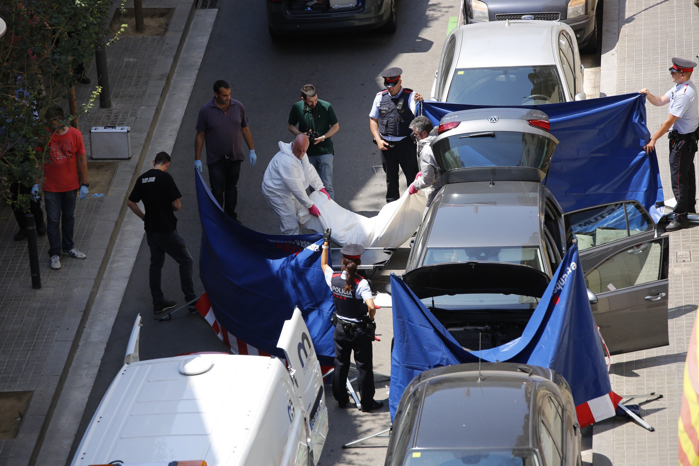 Encuentran un cadáver dentro de un coche aparcado en Barcelona