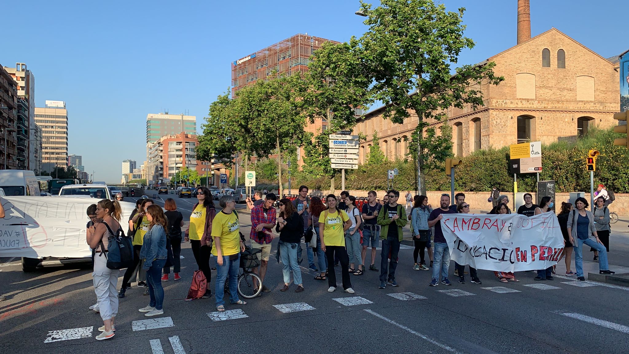 Cortes de carreteras y en los accesos de Barcelona en la jornada de la huelga en la educación