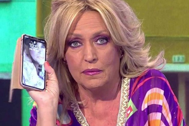 Lydia Lozano enseña el móvil MEDIASET Lydia Lozano enseña el móvil MEDIASET