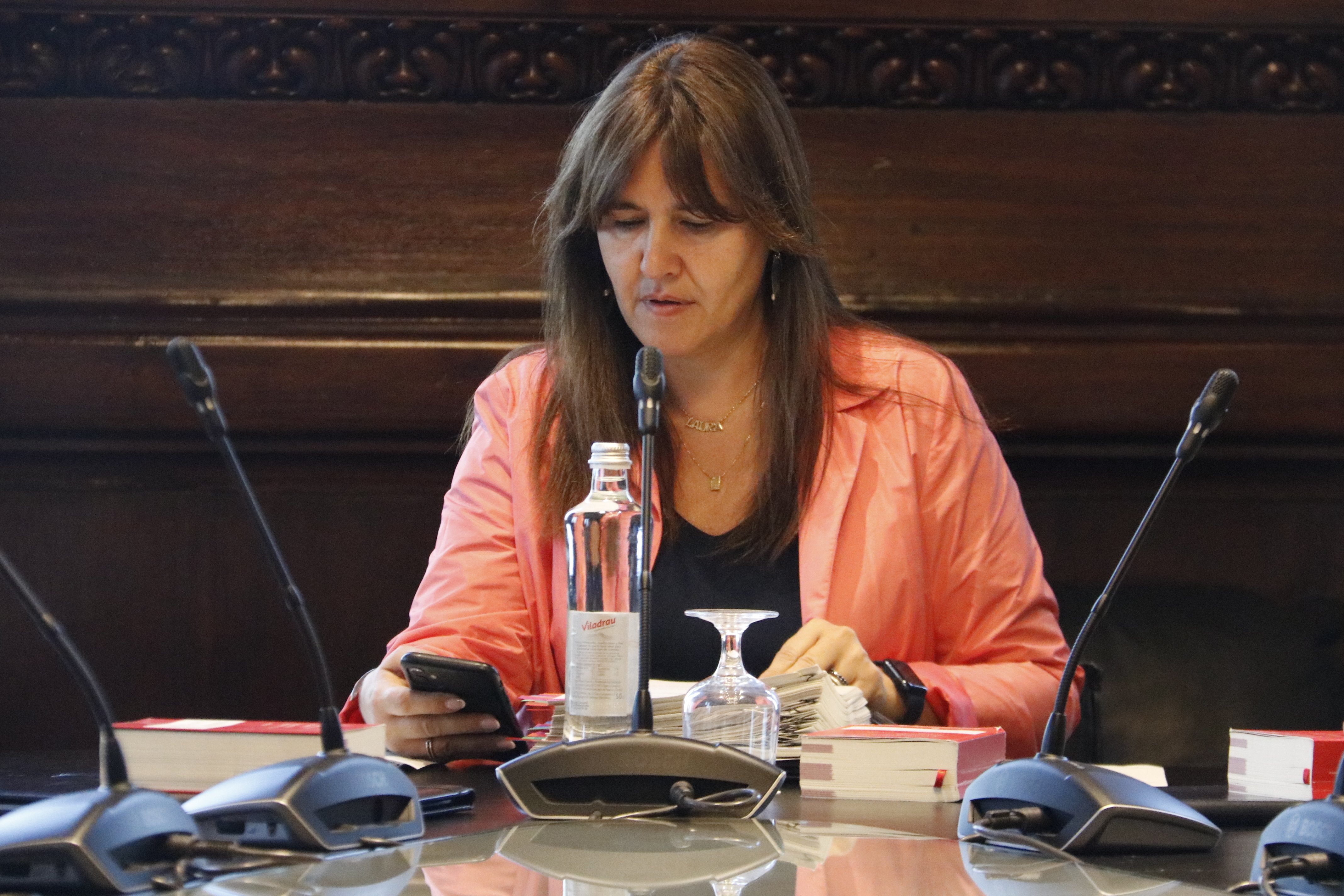 Laura Borràs al funcionari de la Institució de les Lletres: “O pagueu o si convé ja li pagaré jo”