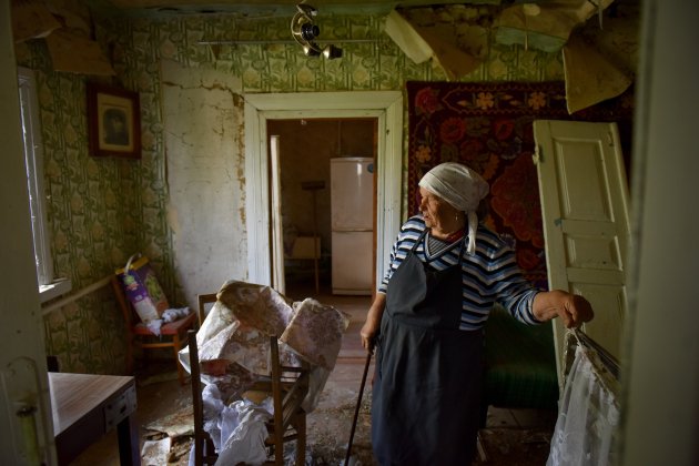 residente local Tetiana se encuentra dentro de su casa dañada en la aldea de Zahaltsi cerca de Kiev Ucrania - Foto: Oleg Petrasyuk / Efe