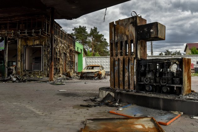 gasolinera, dañada por los bombardeos, en la ciudad de Irpin, área de Kiev, Ucrania - Foto: Oleg Petrasyuk / Efe