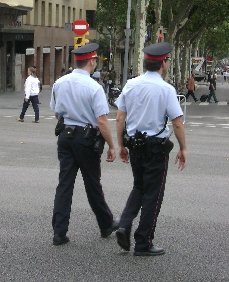 Un mosso dispara un tiro a un hombre después de que apuñalara a un agente