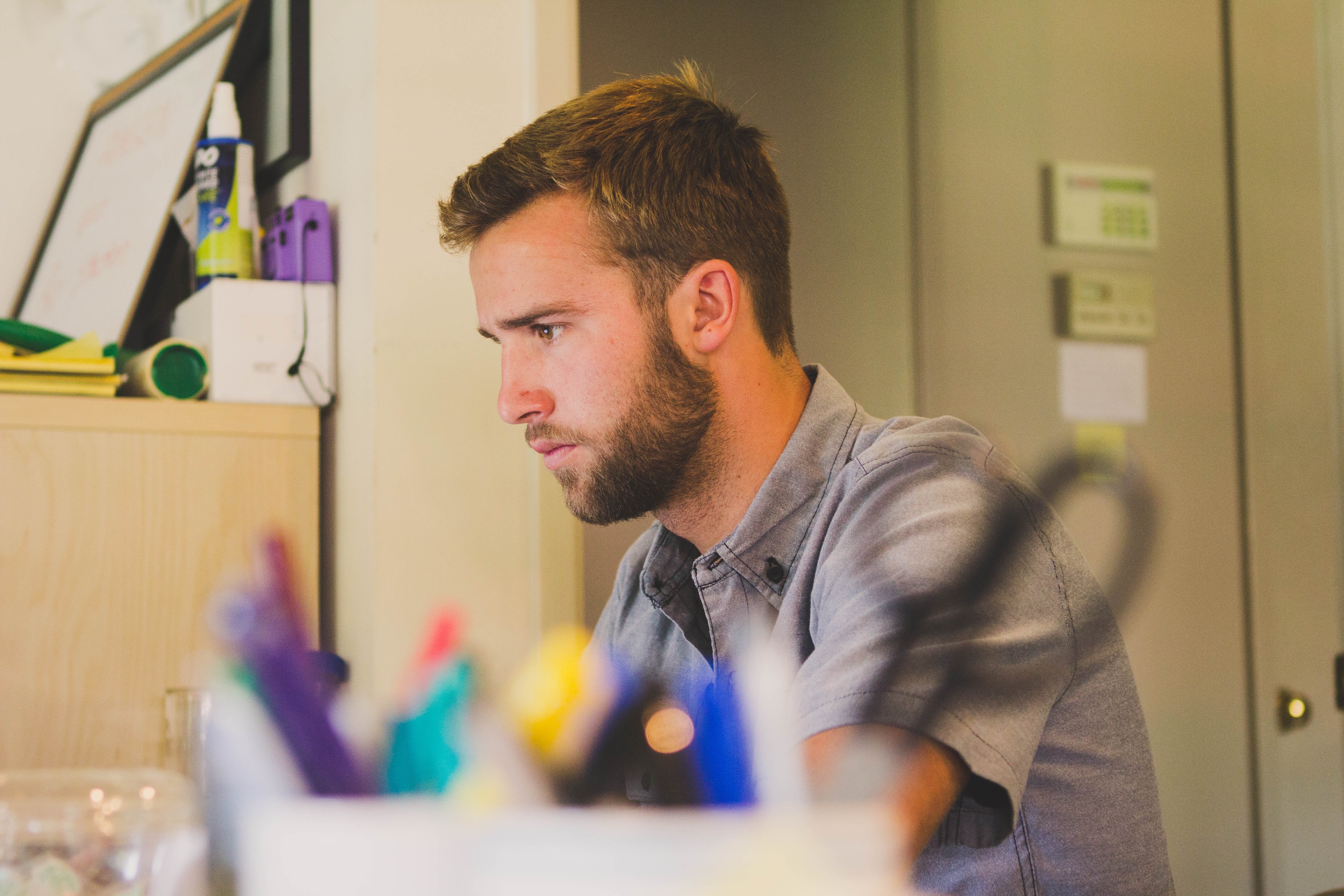 Hombre tratando de concentrarse : Pixabay Hombre tratando de concentrarse : Pixabay