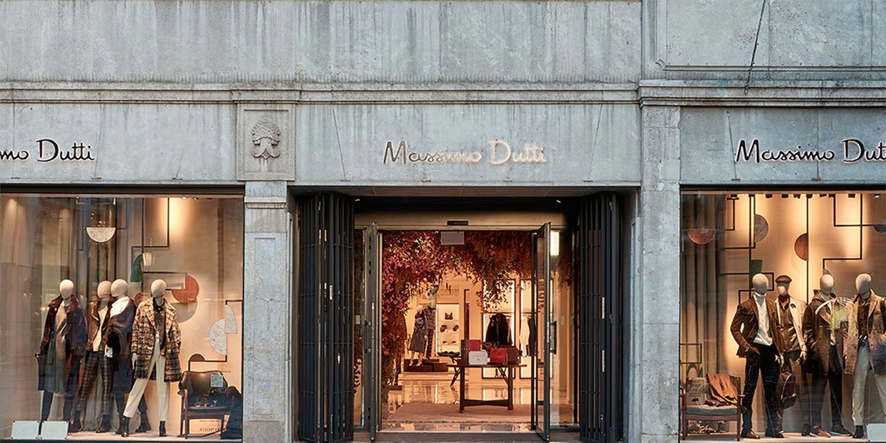 El kaftán de moda entre les dones de diners arriba a Massimo Dutti