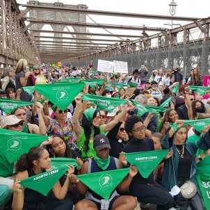 7  Cientos mujeres manifiestan puente Brooklyn defensa aborto libre Nueva York - Foto: Jorge Fuentelsaz / Efe