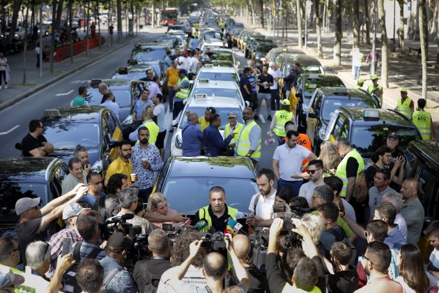 Centenares taxis concentración manifestación protesta Grande Vía Barcelona proposición 1/30 VTC portavoz élite Tito Álvarez - Foto: Andreu Dalmau / Efe