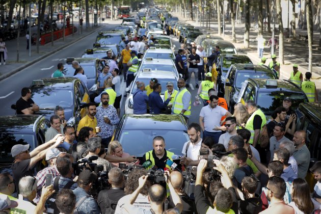 Centenares taxis concentración manifestación protesta Gran Via Barcelona proposición 1/30 VTC portavoz élite Tito Álvarez - Foto: Andreu Dalmau / Efe Centenares taxis concentración manifestación protesta Gran Via Barcelona proposición 1/30 VTC portavoz élite Tito Álvarez - Foto: Andreu Dalmau / Efe