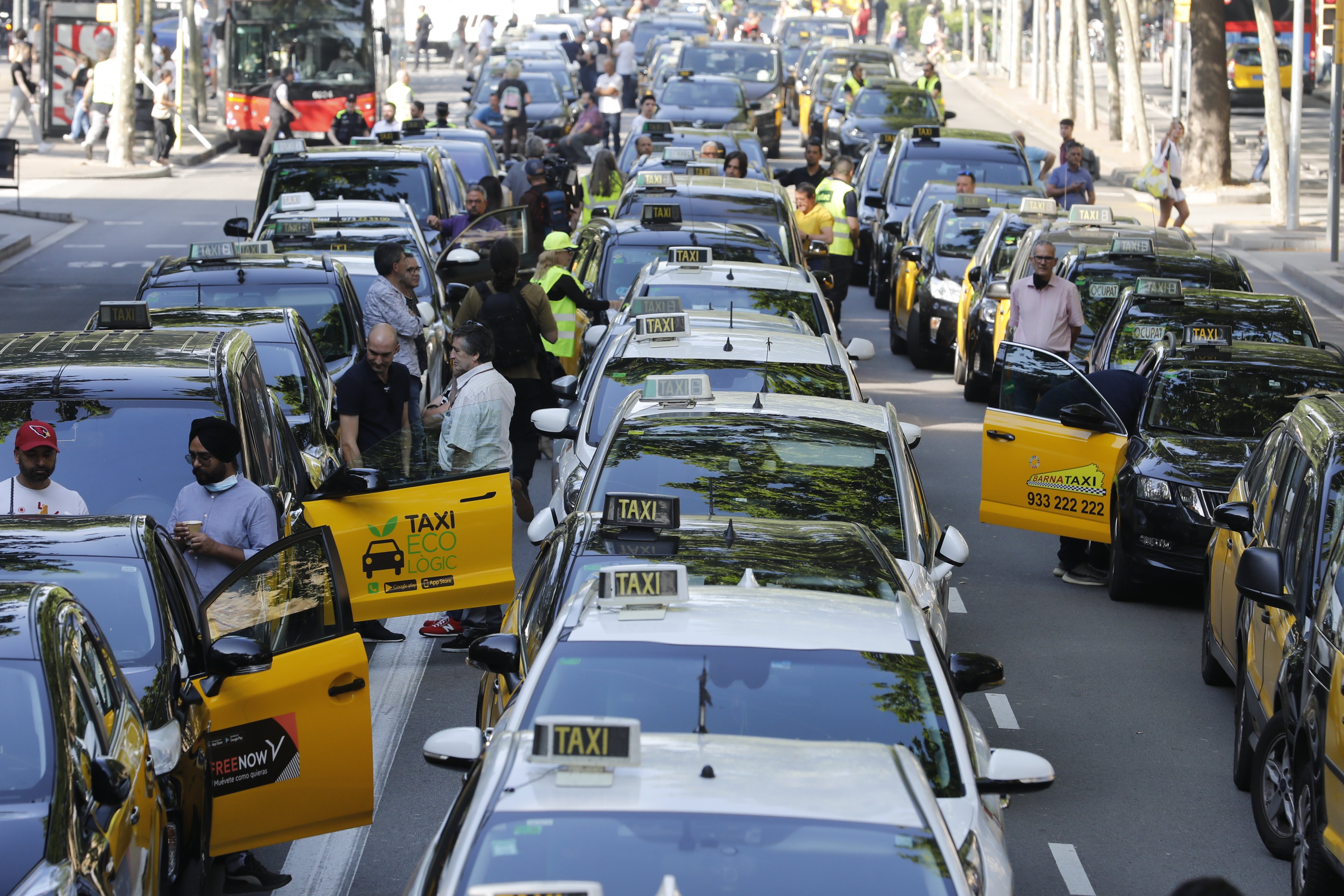 Uber y Cabify intentan frenar la ley anti VTC del Govern ante de la Comisión Europea