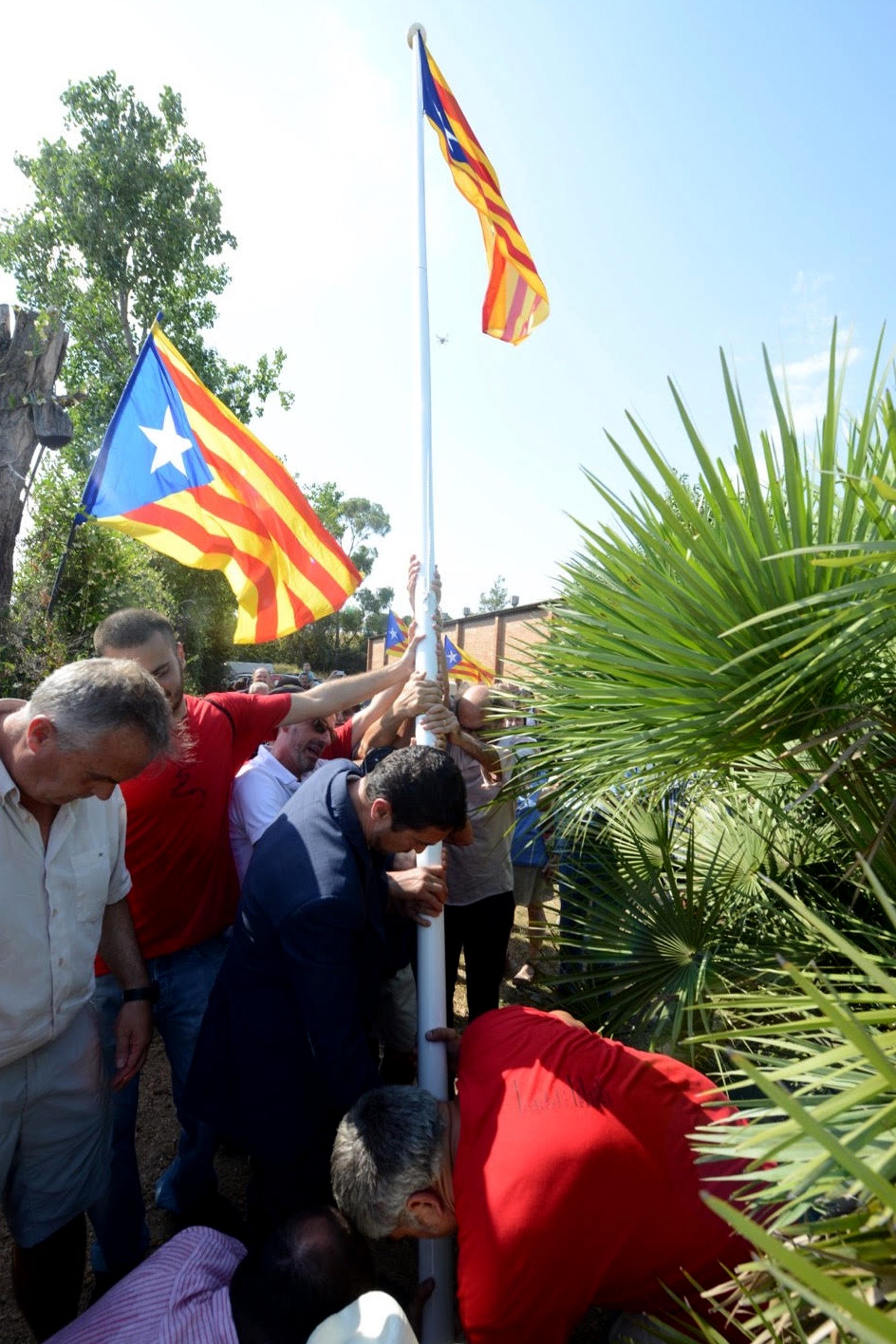 Sant Cugat hissa l'estelada en un terreny privat per evitar que la retirin de nou