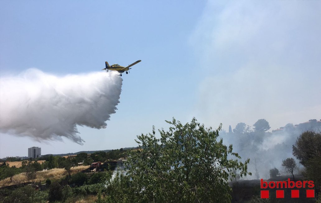 Els Bombers actuen a cinc focs simultanis de cultius i bosc