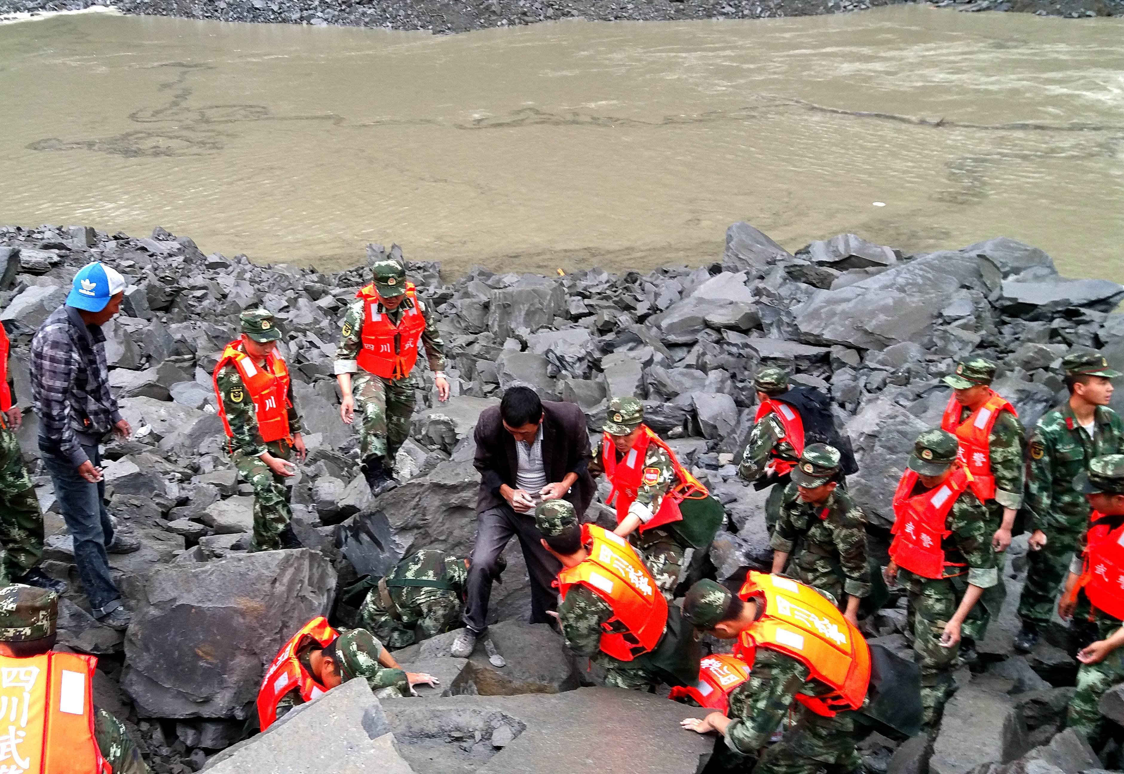 Un deslizamiento de tierra deja al menos cien personas enterradas en la China