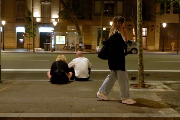 gente esperando bus paseo gracia - mar acero