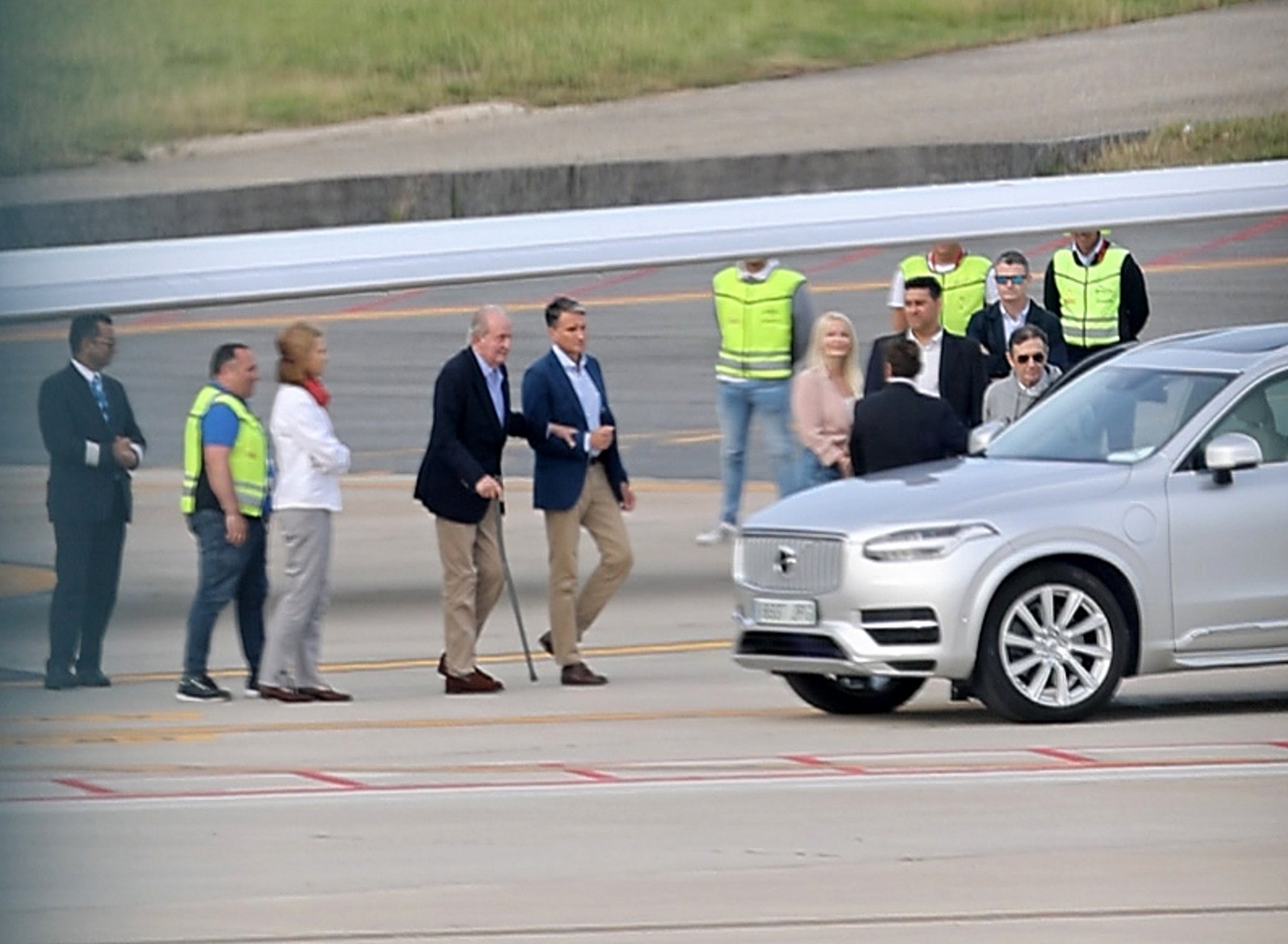 Empieza la operación para rehabilitar al rey fugado: Juan Carlos aterriza en Galicia