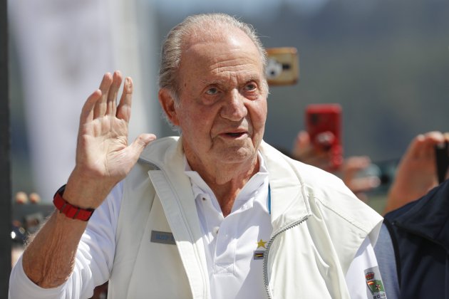 rey emérito Juan Carlos I en su legada este viernes en laso instalaciones del Real Club Náutico de Sanxenxo - Foto: Lavandeira Jr. / Efe