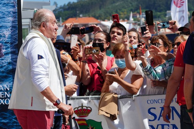 Juan Carlos con fans Sanxenxo EuropaPress