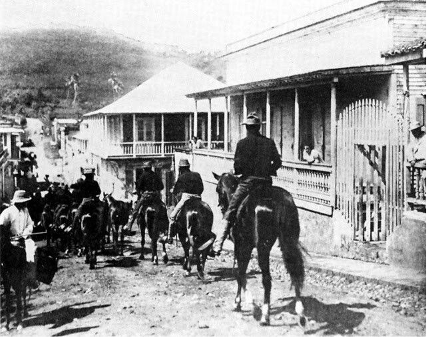 Les tropes nord americanes entren a Barceloneta (1898). Font Pinterest