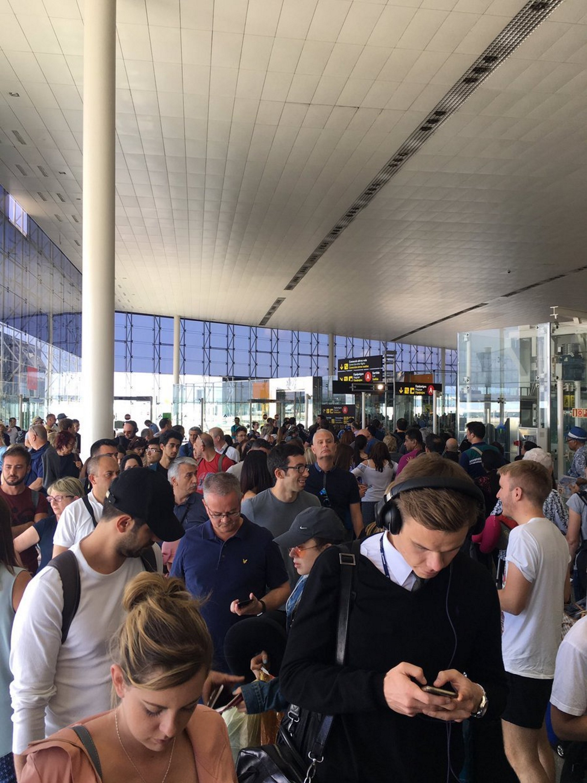 Tornen les queixes per cues a l'aeroport de Barcelona