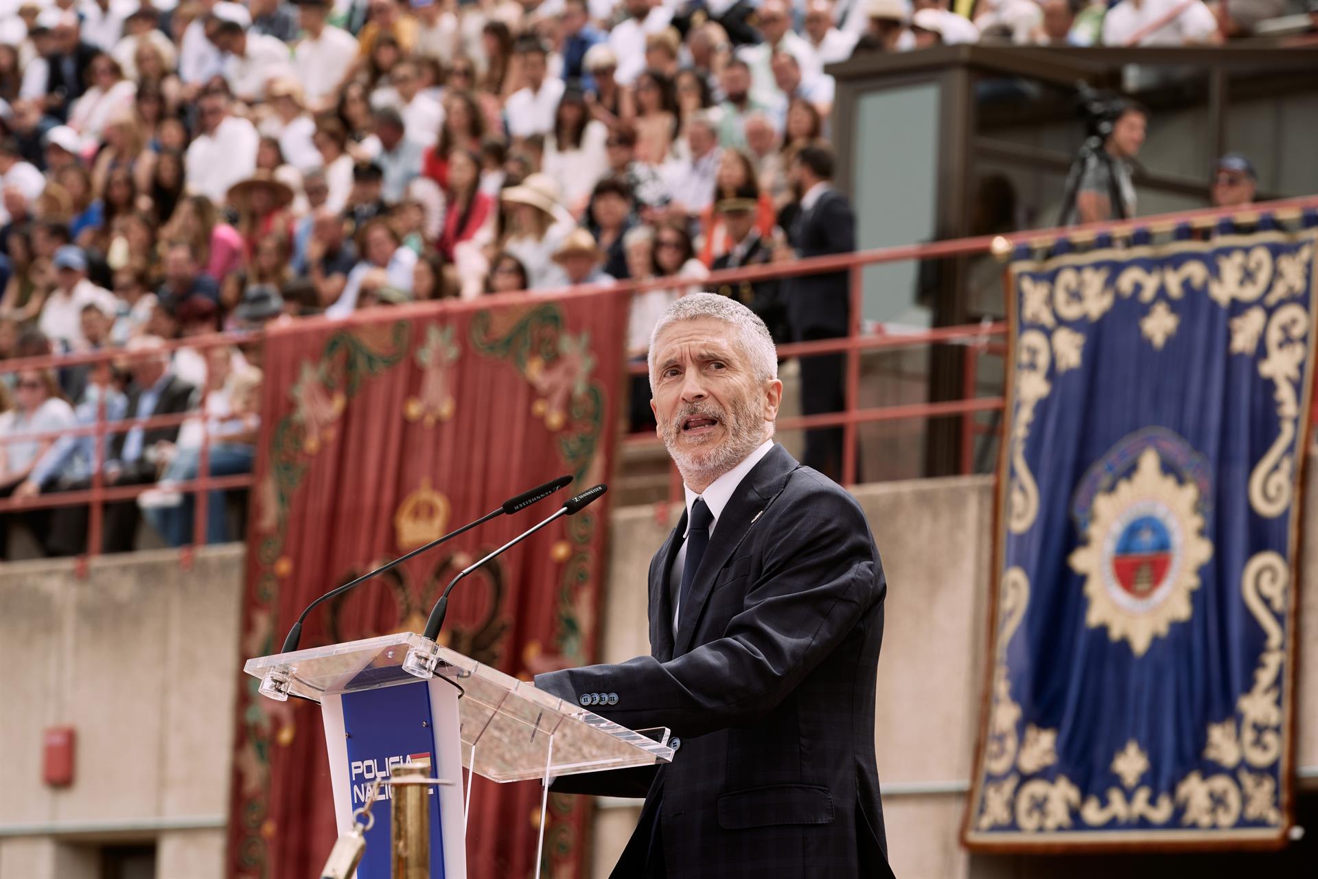 Spanish police academy gives mass whistling to minister after "Tweety-Pie" phrase