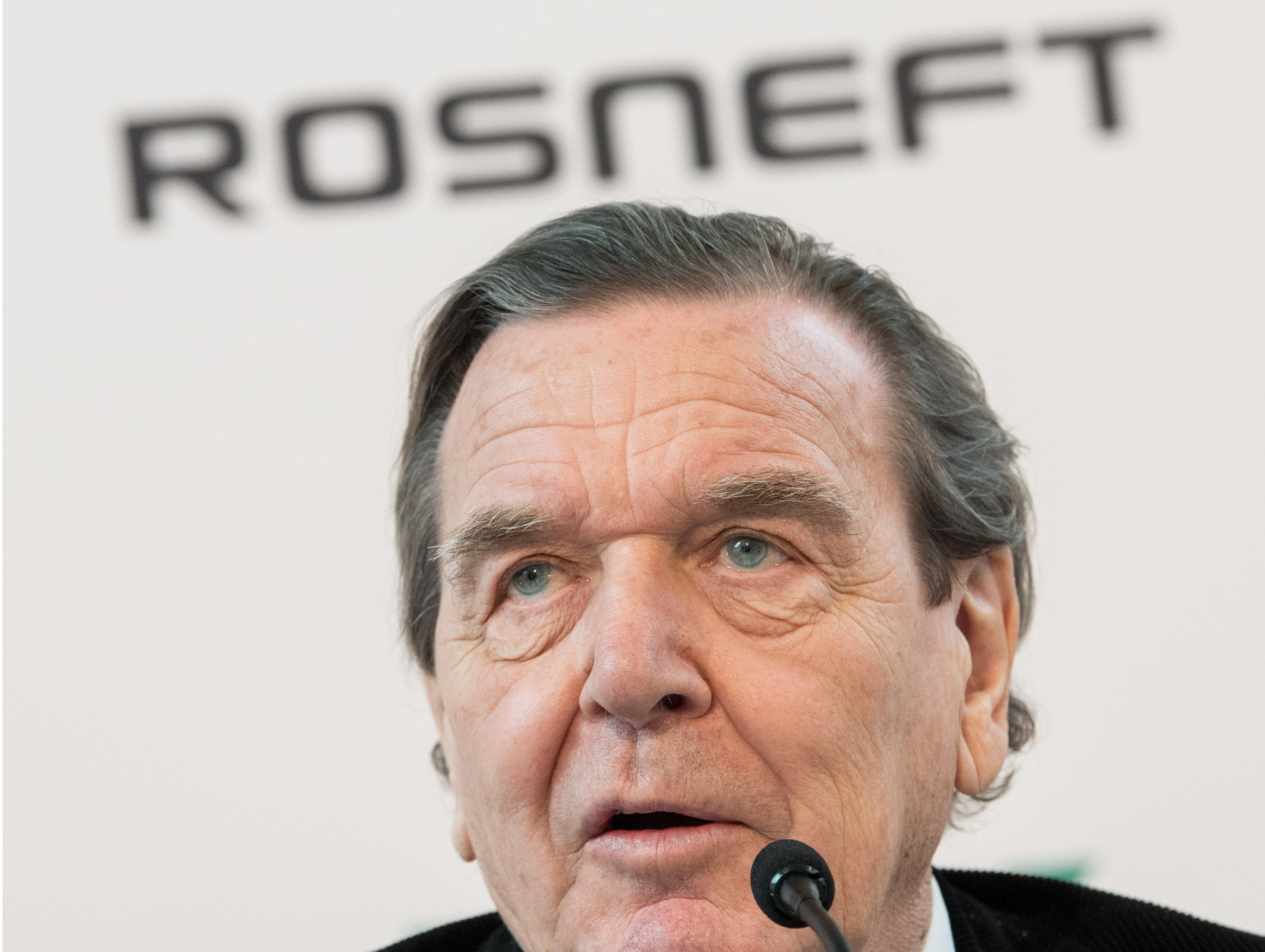 Schröder, missatger de Putin?: "És possible una solució negociada"