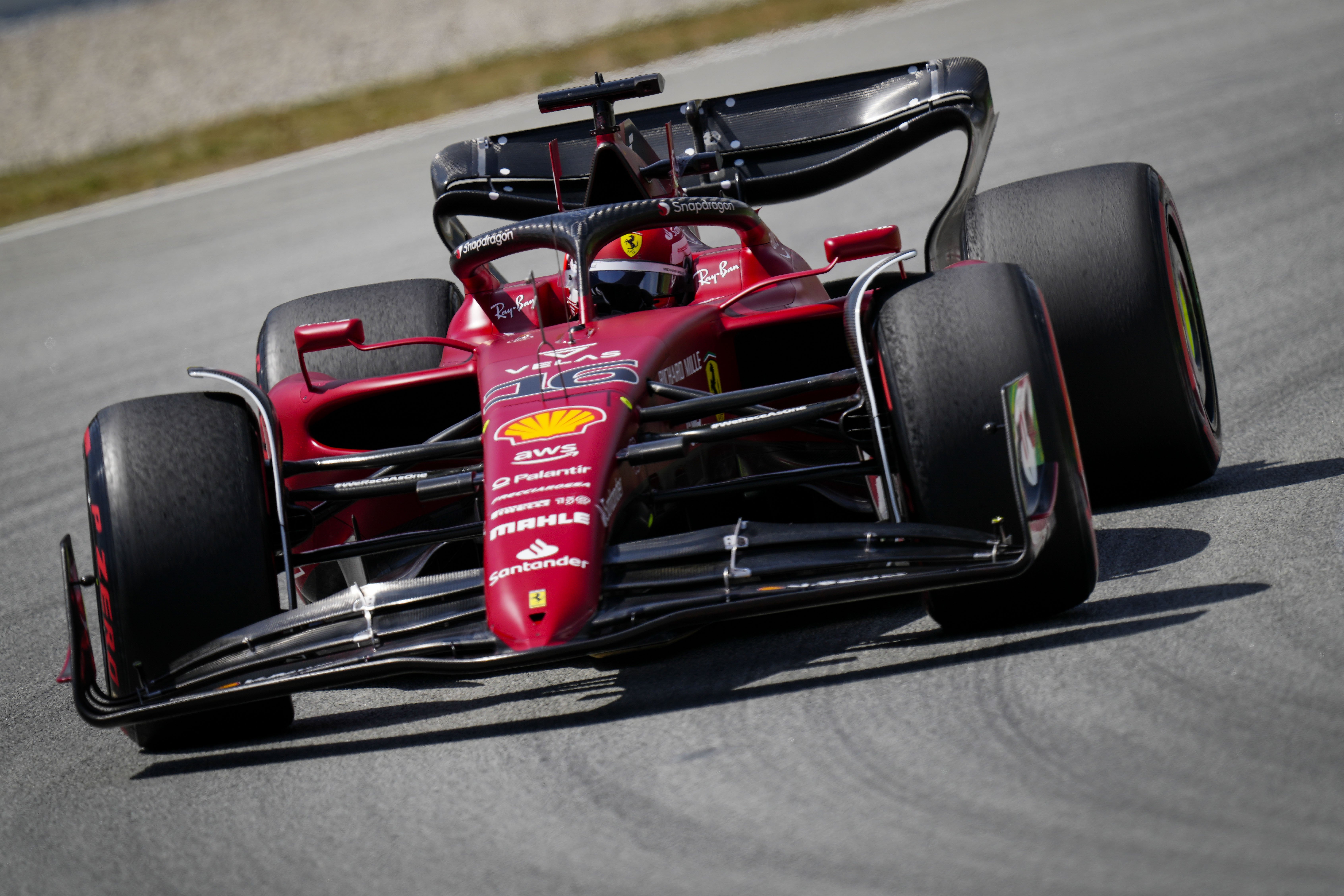 Charles Leclerc vola amb el seu Ferrari a Montmeló als entrenaments lliures del GP d'Espanya de Fórmula 1