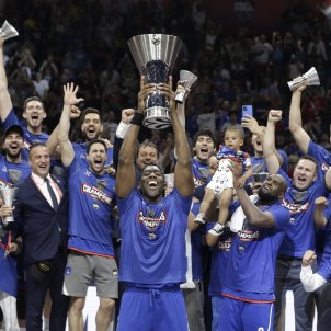 L'Efes trenca el somni europeu del Reial Madrid i revalida el títol; el Barça, tercer